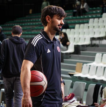 Antoine Fréchaud au bord d’un terrain de basket, un ballon sous le bras.