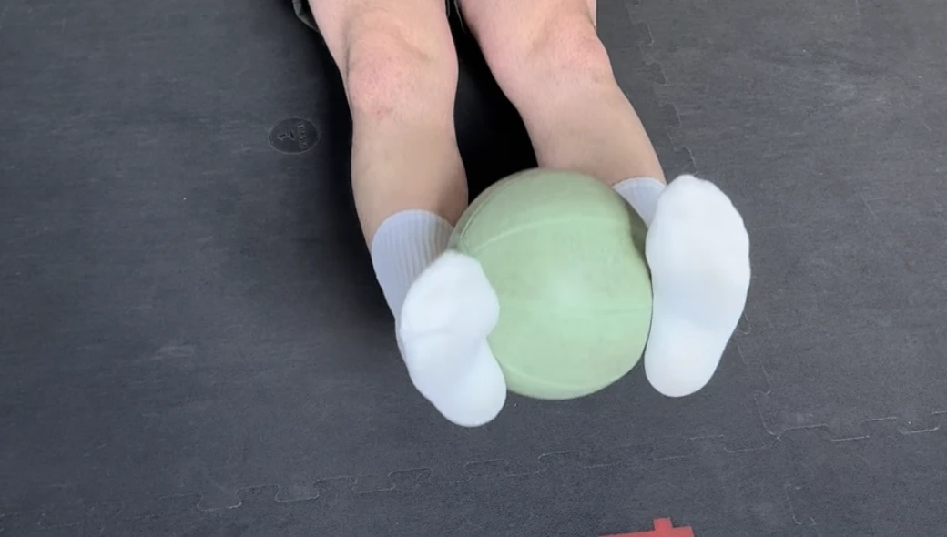 Image Adducteurs position 1 avec ballon + flexion de hanche